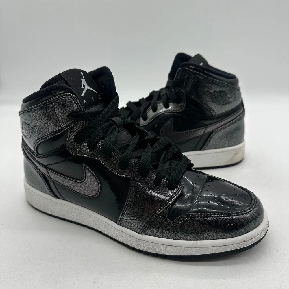 Nike 705300-017 Youth Size 6.5Y Air Jordan 1 Retro High GS Black Patent Shoes